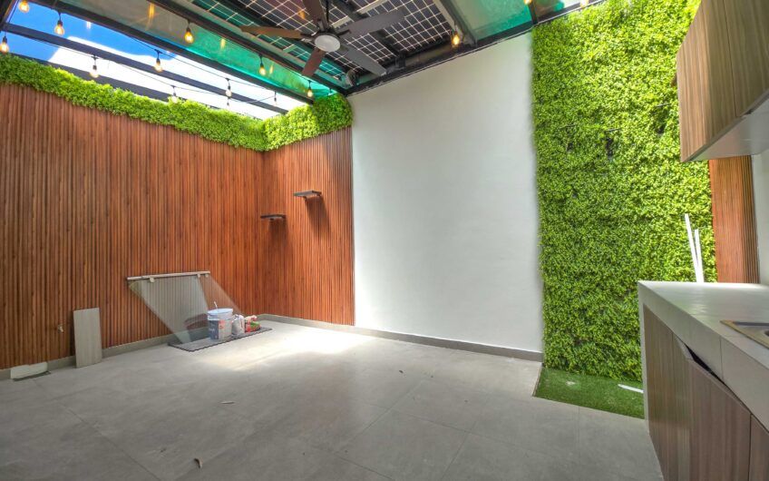 Casa esquinera en condominio con amenidades premium en Escazú Guachipelín