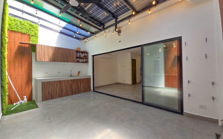 Casa esquinera en condominio con amenidades premium en Escazú Guachipelín
