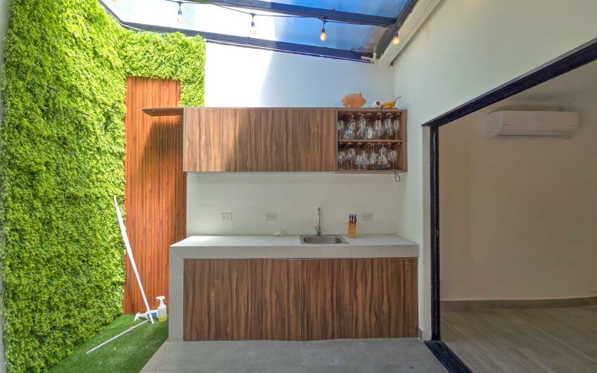 Casa esquinera en condominio con amenidades premium en Escazú Guachipelín