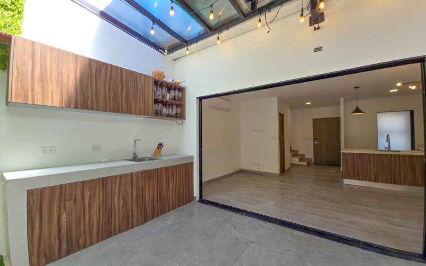 Casa esquinera en condominio con amenidades premium en Escazú Guachipelín