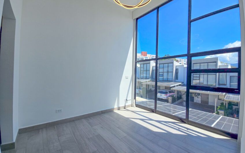 Casa esquinera en condominio con amenidades premium en Escazú Guachipelín