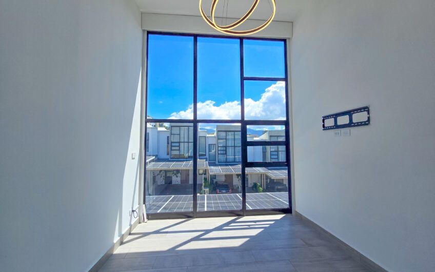 Casa esquinera en condominio con amenidades premium en Escazú Guachipelín