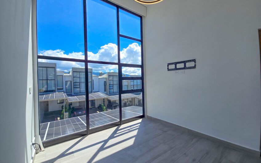 Casa esquinera en condominio con amenidades premium en Escazú Guachipelín