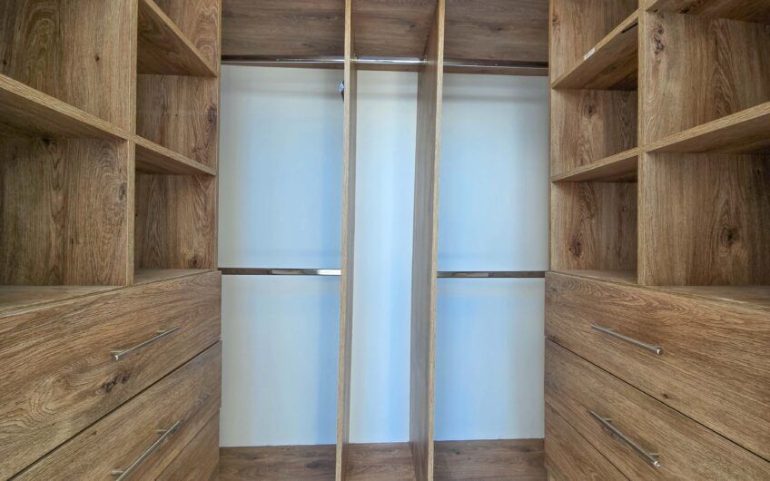 Casa esquinera en condominio con amenidades premium en Escazú Guachipelín