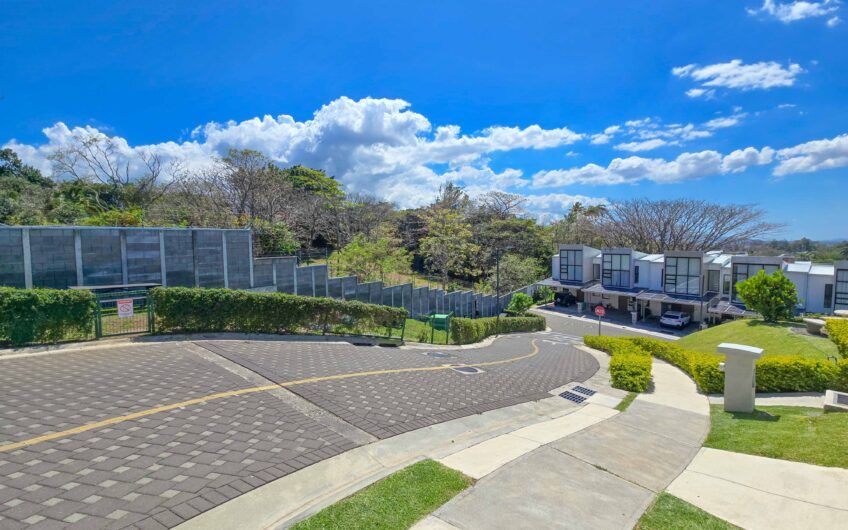 Casa esquinera en condominio con amenidades premium en Escazú Guachipelín