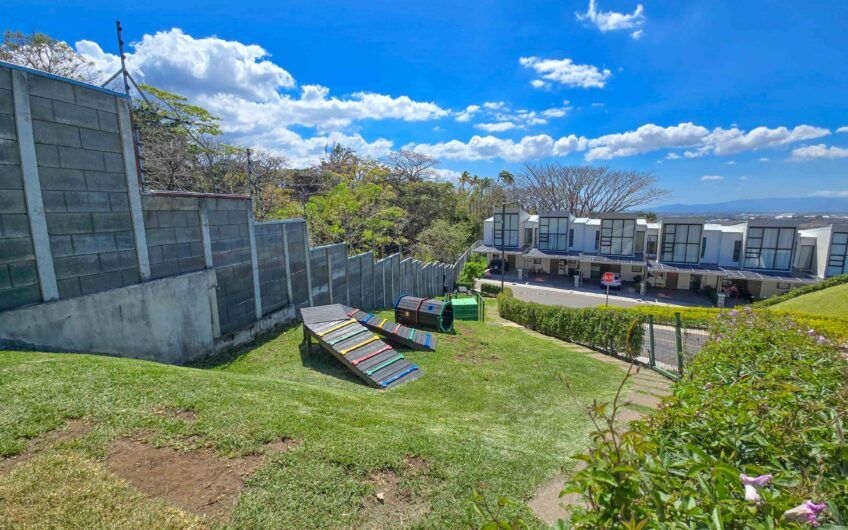 Casa esquinera en condominio con amenidades premium en Escazú Guachipelín