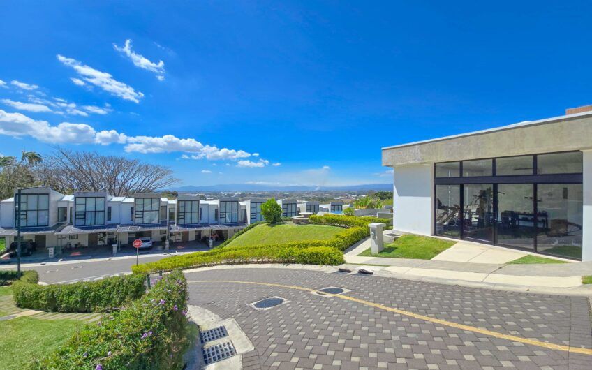 Casa esquinera en condominio con amenidades premium en Escazú Guachipelín