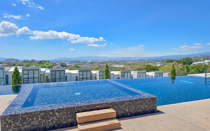 Casa esquinera en condominio con amenidades premium en Escazú Guachipelín