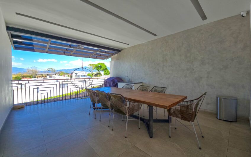 Casa esquinera en condominio con amenidades premium en Escazú Guachipelín