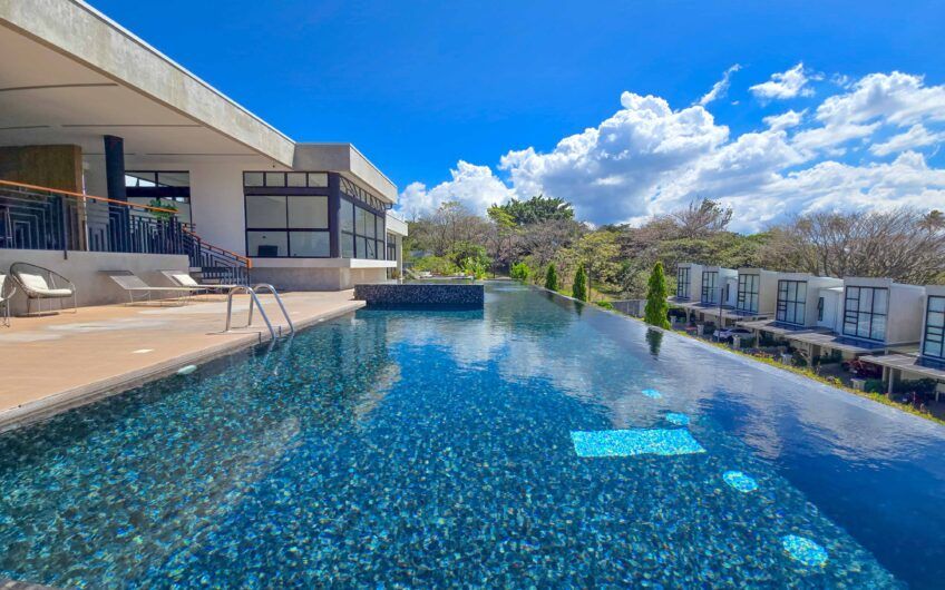 Casa esquinera en condominio con amenidades premium en Escazú Guachipelín