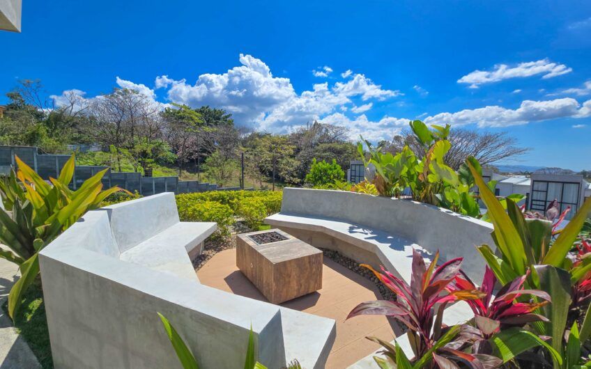 Casa esquinera en condominio con amenidades premium en Escazú Guachipelín