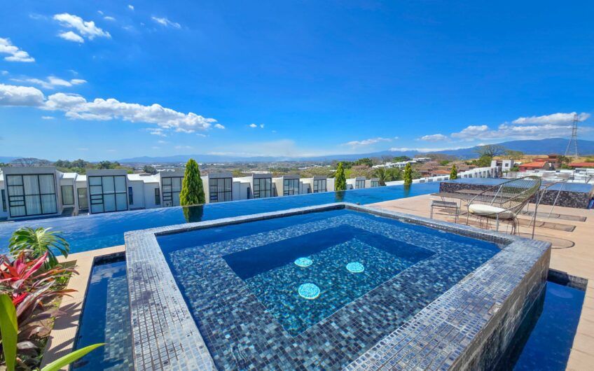 Casa esquinera en condominio con amenidades premium en Escazú Guachipelín