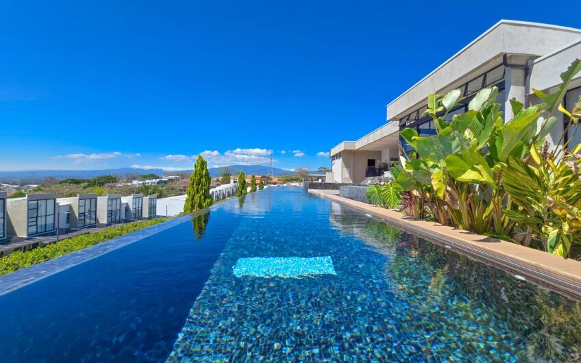 Casa esquinera en condominio con amenidades premium en Escazú Guachipelín