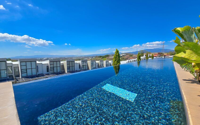 Casa esquinera en condominio con amenidades premium en Escazú Guachipelín