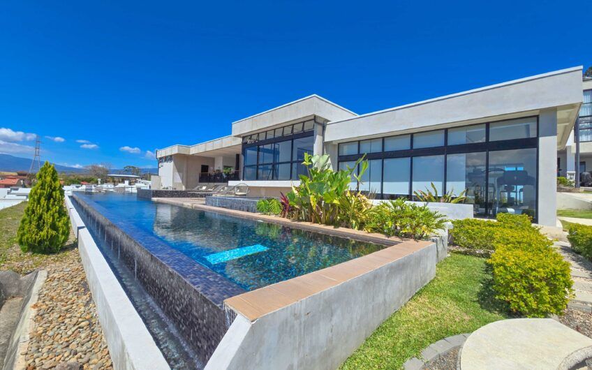 Casa esquinera en condominio con amenidades premium en Escazú Guachipelín