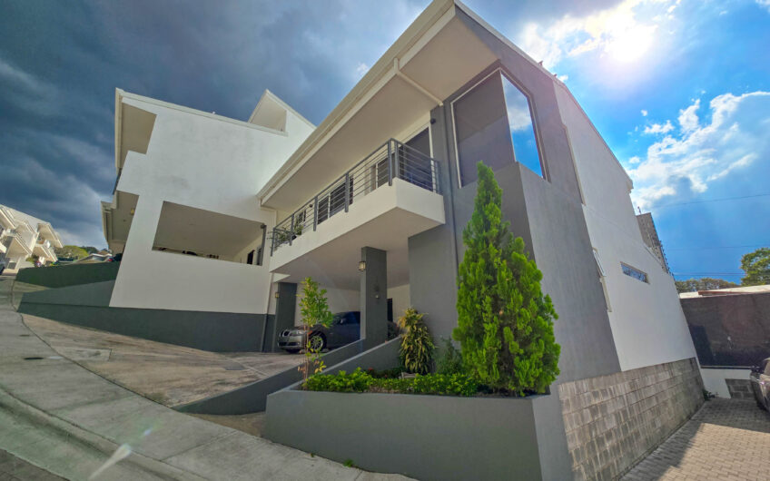 Condo esquinero de 3 habit. en Santa Ana Río Oro x la Cruz Roja