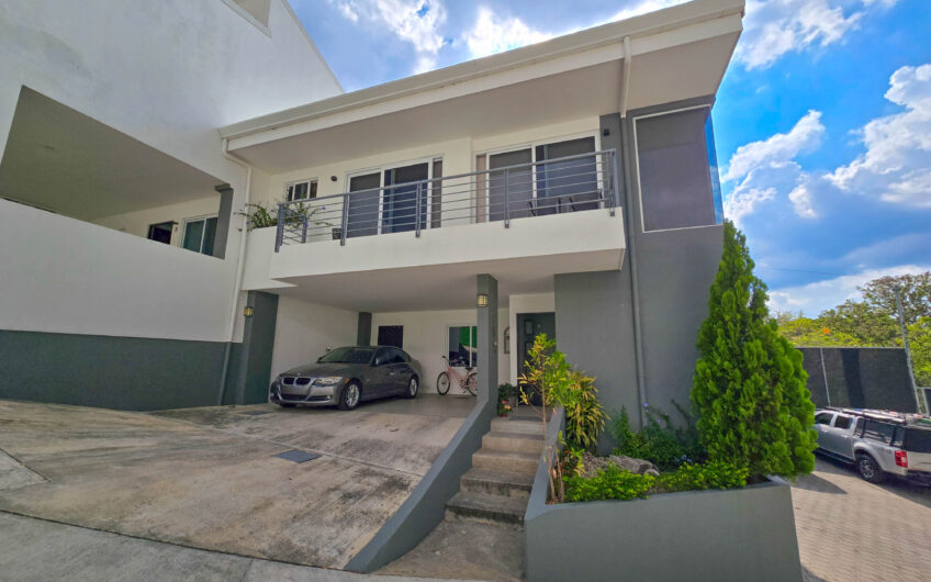 Condo esquinero de 3 habit. en Santa Ana Río Oro x la Cruz Roja