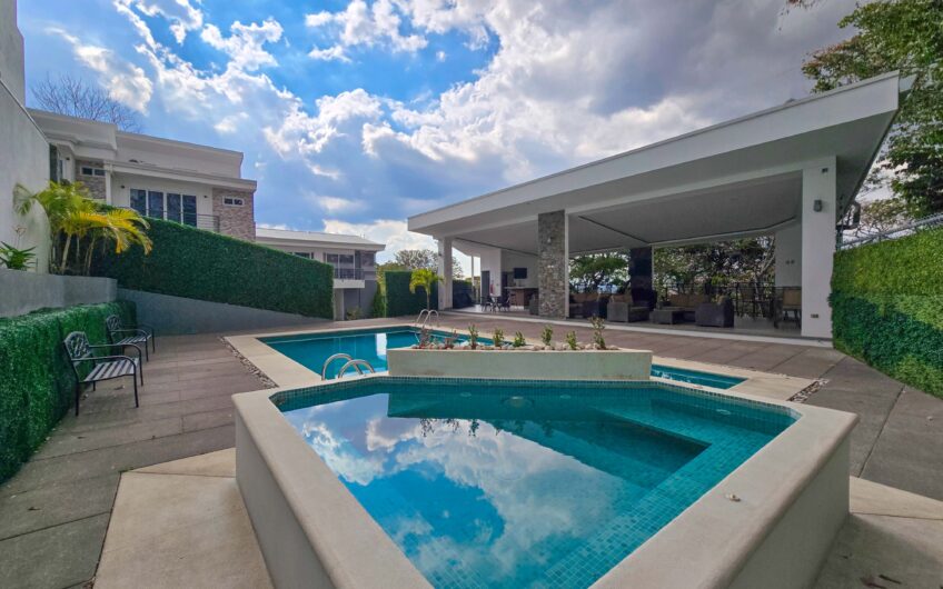 Condo esquinero de 3 habit. en Santa Ana Río Oro x la Cruz Roja