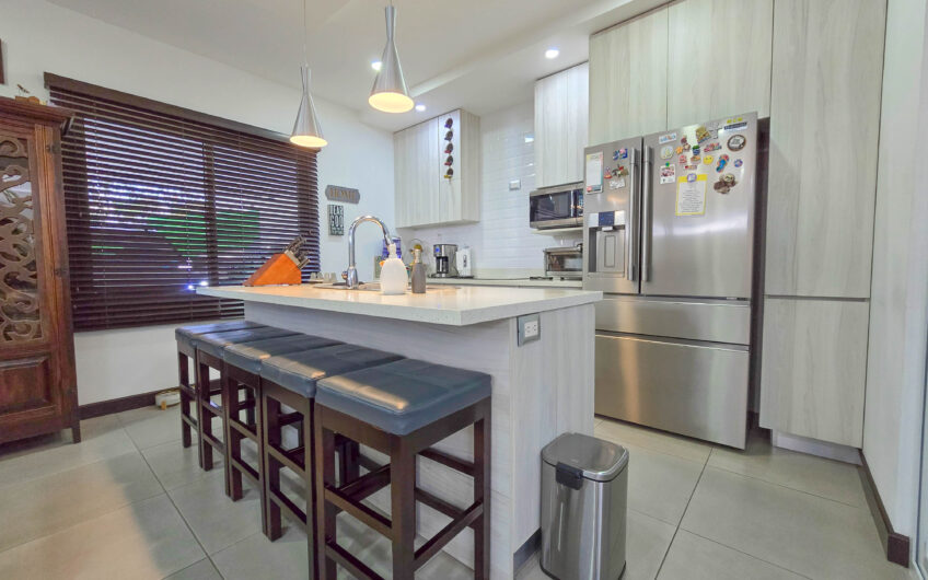 Condo esquinero de 3 habit. en Santa Ana Río Oro x la Cruz Roja