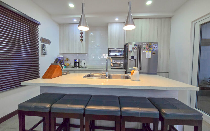 Condo esquinero de 3 habit. en Santa Ana Río Oro x la Cruz Roja