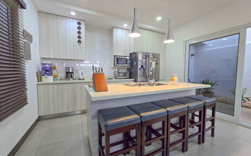 Condo esquinero de 3 habit. en Santa Ana Río Oro x la Cruz Roja