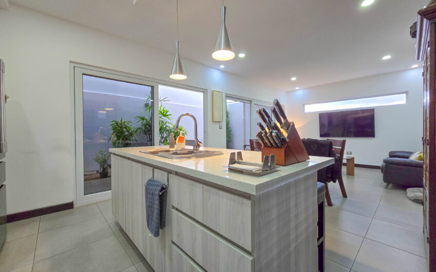 Condo esquinero de 3 habit. en Santa Ana Río Oro x la Cruz Roja