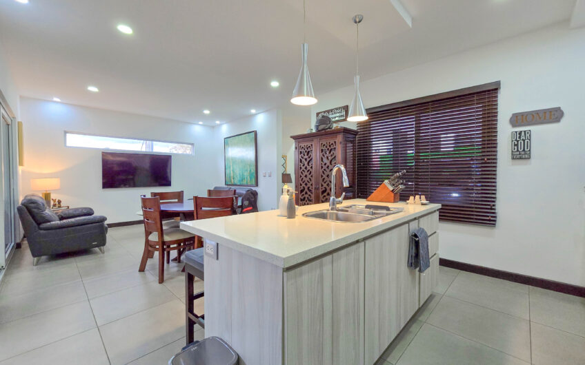 Condo esquinero de 3 habit. en Santa Ana Río Oro x la Cruz Roja