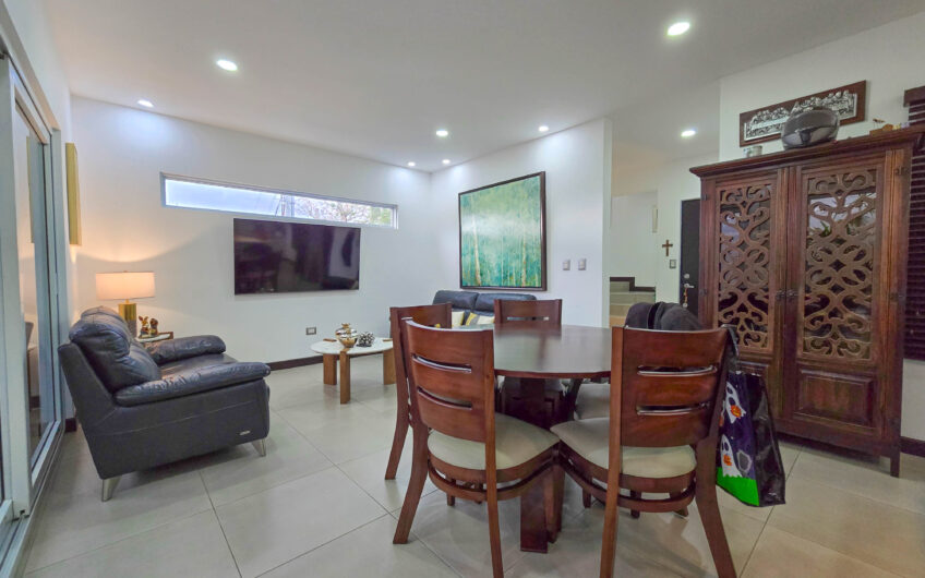 Condo esquinero de 3 habit. en Santa Ana Río Oro x la Cruz Roja