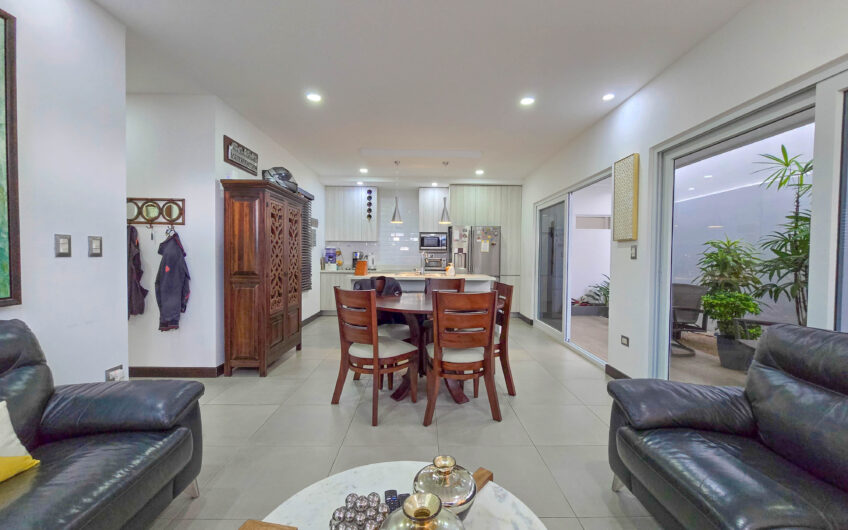 Condo esquinero de 3 habit. en Santa Ana Río Oro x la Cruz Roja