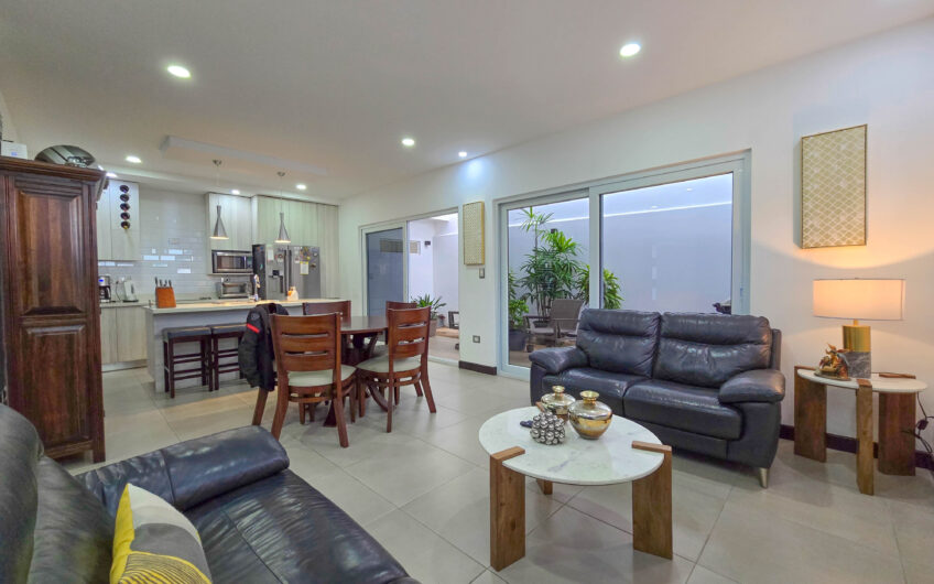 Condo esquinero de 3 habit. en Santa Ana Río Oro x la Cruz Roja