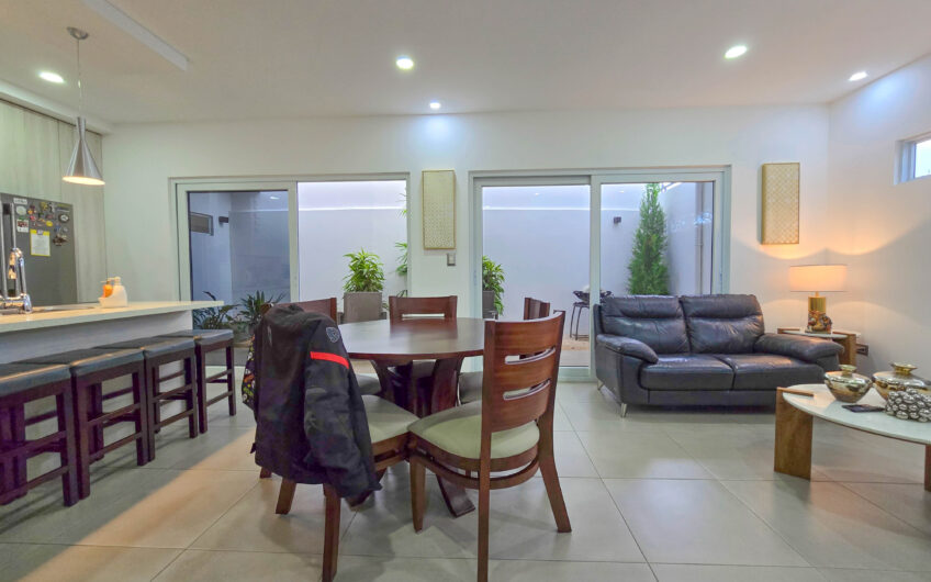 Condo esquinero de 3 habit. en Santa Ana Río Oro x la Cruz Roja