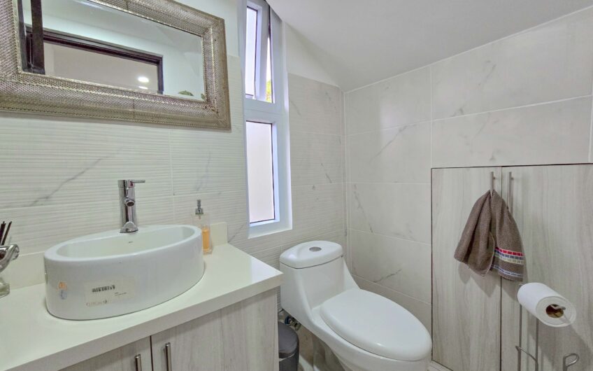 Condo esquinero de 3 habit. en Santa Ana Río Oro x la Cruz Roja