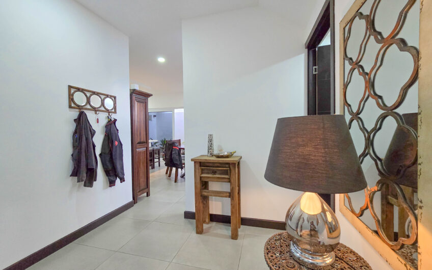 Condo esquinero de 3 habit. en Santa Ana Río Oro x la Cruz Roja