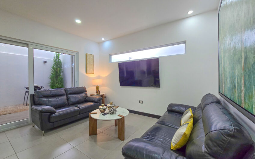 Condo esquinero de 3 habit. en Santa Ana Río Oro x la Cruz Roja