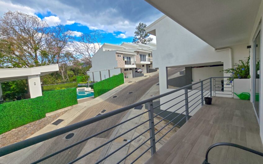 Condo esquinero de 3 habit. en Santa Ana Río Oro x la Cruz Roja