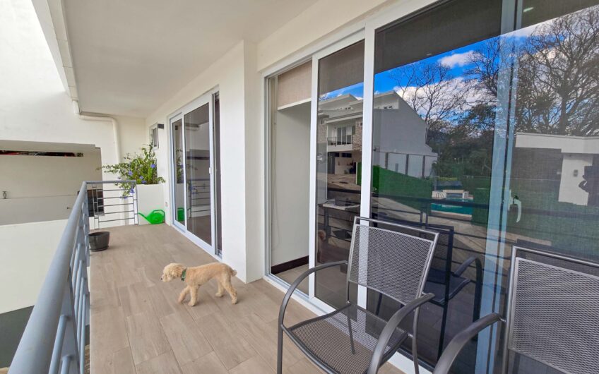 Condo esquinero de 3 habit. en Santa Ana Río Oro x la Cruz Roja