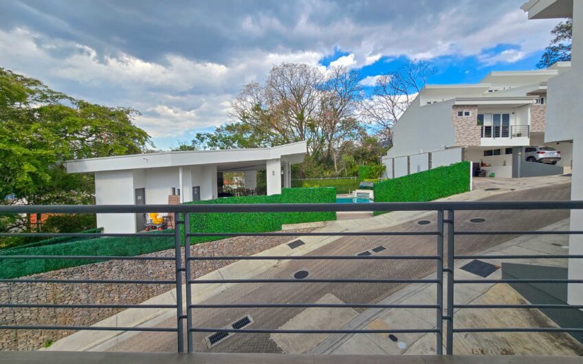 Condo esquinero de 3 habit. en Santa Ana Río Oro x la Cruz Roja