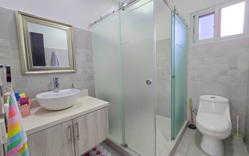 Condo esquinero de 3 habit. en Santa Ana Río Oro x la Cruz Roja