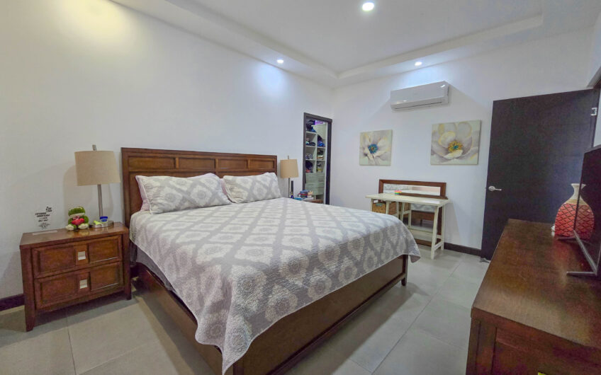 Condo esquinero de 3 habit. en Santa Ana Río Oro x la Cruz Roja