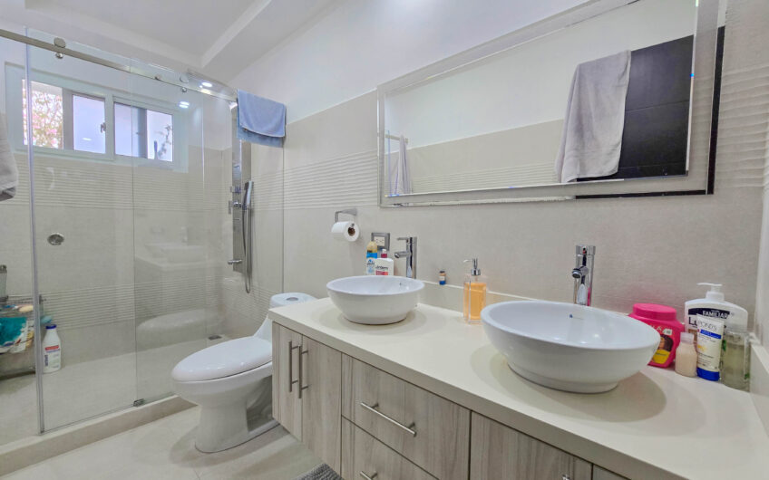 Condo esquinero de 3 habit. en Santa Ana Río Oro x la Cruz Roja