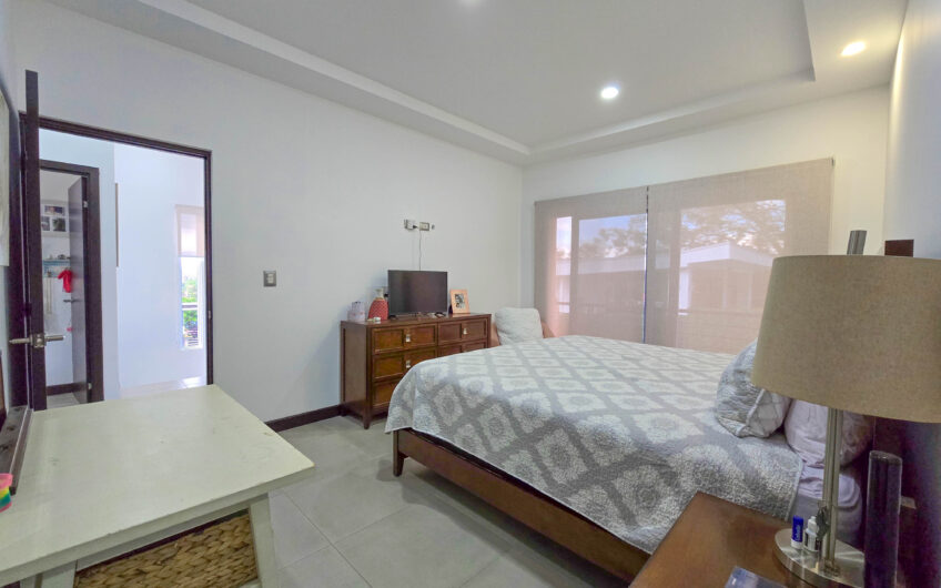 Condo esquinero de 3 habit. en Santa Ana Río Oro x la Cruz Roja