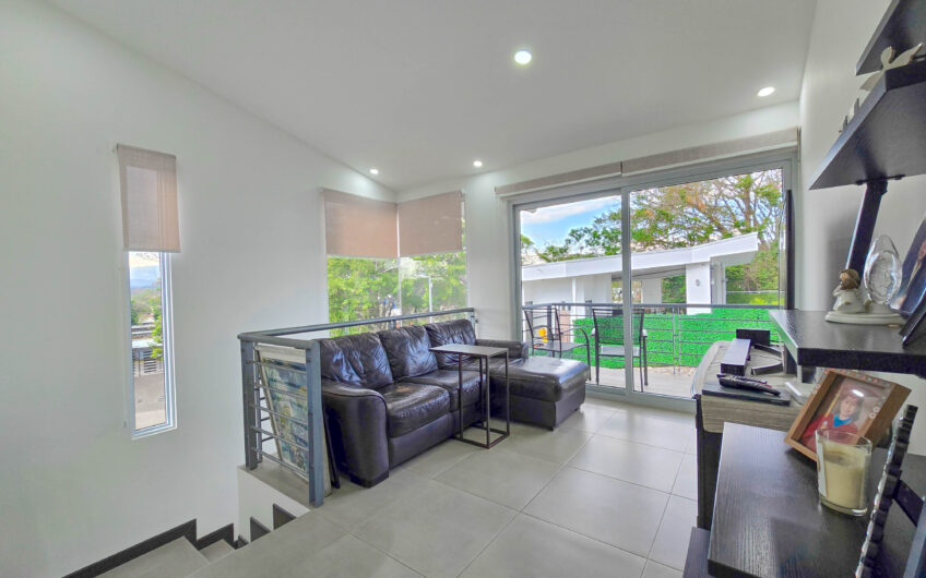 Condo esquinero de 3 habit. en Santa Ana Río Oro x la Cruz Roja