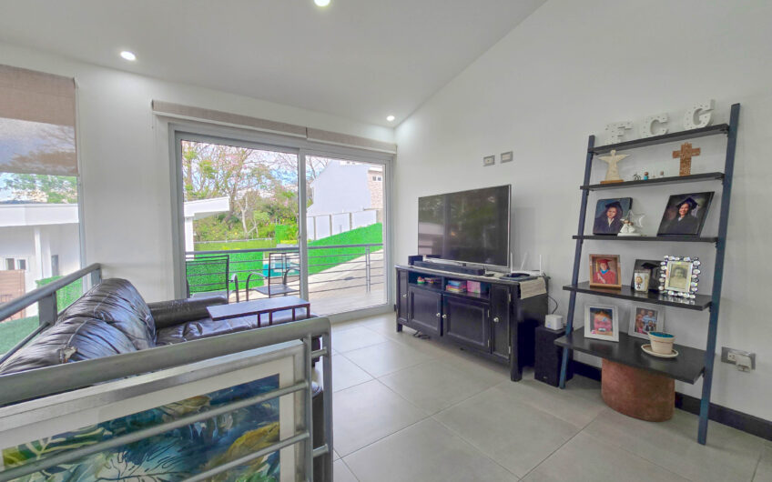 Condo esquinero de 3 habit. en Santa Ana Río Oro x la Cruz Roja