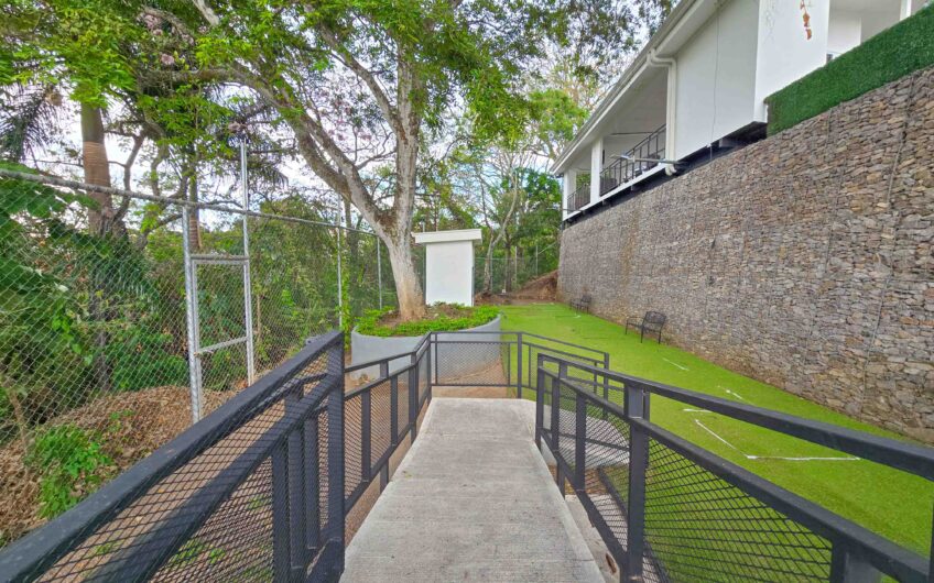 Condo esquinero de 3 habit. en Santa Ana Río Oro x la Cruz Roja