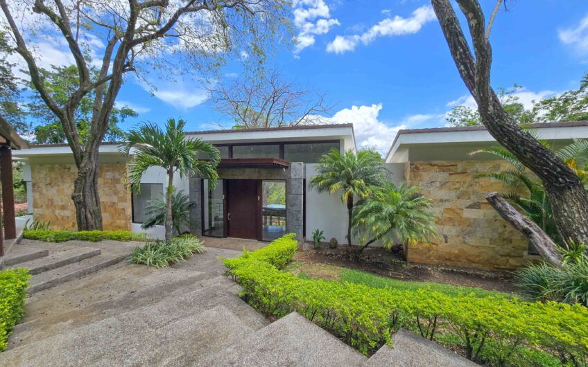 Lujosa Casa Contemporánea en Residencial Montaña del Sol / Santa Ana / 420 m² / Lote 1.577 m²