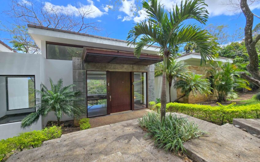 Lujosa Casa Contemporánea en Residencial Montaña del Sol / Santa Ana / 420 m² / Lote 1.577 m²