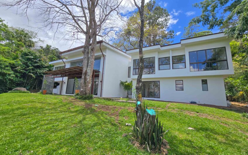Lujosa Casa Contemporánea en Residencial Montaña del Sol / Santa Ana / 420 m² / Lote 1.577 m²