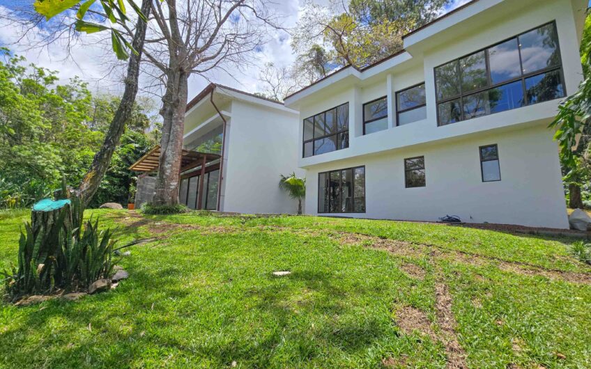 Lujosa Casa Contemporánea en Residencial Montaña del Sol / Santa Ana / 420 m² / Lote 1.577 m²