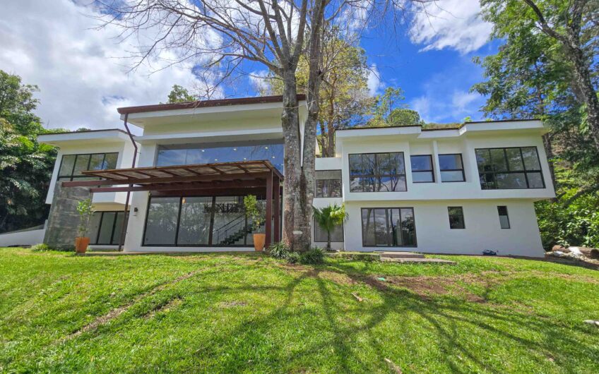 Lujosa Casa Contemporánea en Residencial Montaña del Sol / Santa Ana / 420 m² / Lote 1.577 m²