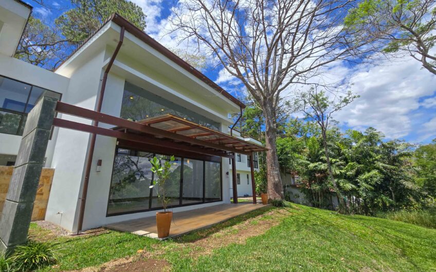 Lujosa Casa Contemporánea en Residencial Montaña del Sol / Santa Ana / 420 m² / Lote 1.577 m²
